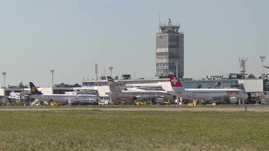 Dva aviona prinudno sletela u Beograd, putnicima pozlilo