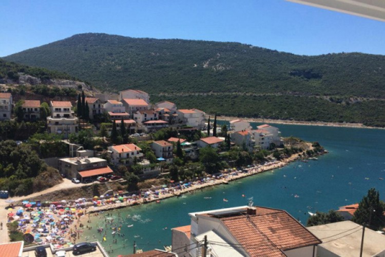 Dva dana od početka turističke sezone, a Neum pun turista