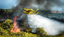 Dva hrvatska i jedan crnogorski avion gase požar u graničnoj zoni