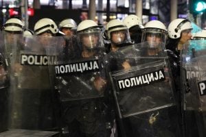 Dva kordona policije zaustavila kolone demonstranata koje su išle sa Slavije