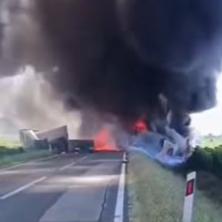 Dva šlepera u plamenu, ima stradalih: Teška saobraćajna nesreća kod prelaza Šid, crni dim prekrio oblake (VIDEO)