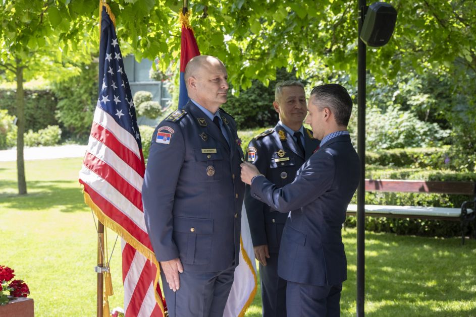 Dvadesetogodišnja tradicija saradnje: Ambasada SAD uručila počasna odlikovanja srpskim vojnim diplomcima, pukovnik RV i PVO jedan od odlikovanih