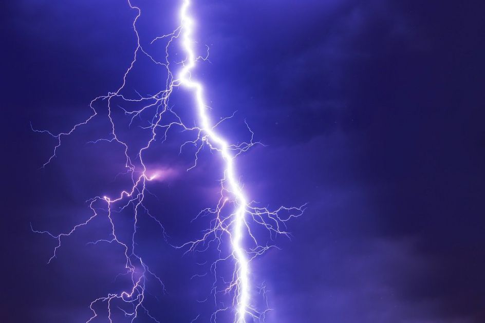 Dve osobe povređene, jedna teško, u udaru groma na fudbalskom terenu u blizini Loznice