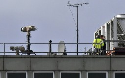 
					Dve osobe privedene u slučaju dronova na londonskom aerodromu 
					
									