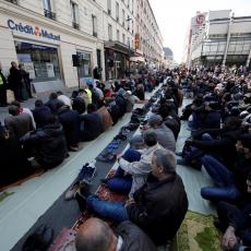 Džamija im daleko, pa se masovno mole po ulicama: Francuska zabranjuje klanjanje u sred grada