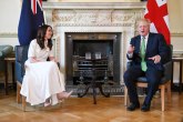 Džonson jako stisnuo novozelandsku premijerku: Beži i zatvori vrata