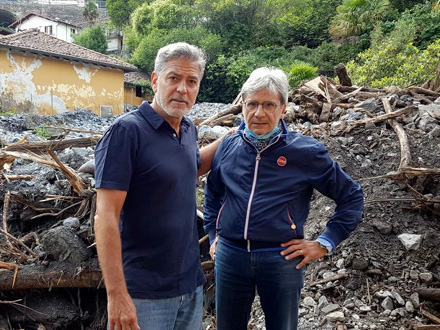 Džordž Kluni išao od kuće do kuće i pomagao ljudima u saniranju štete uzrokovane jezivim poplavama VIDEO