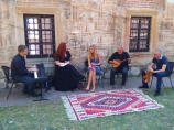 Džos Stoun učila srpske etno pesme posle Nišvila