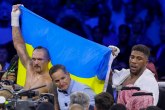 Džošua pravio haos – bacio pojaseve i ogrnuo zastavu Ukrajine VIDEO
