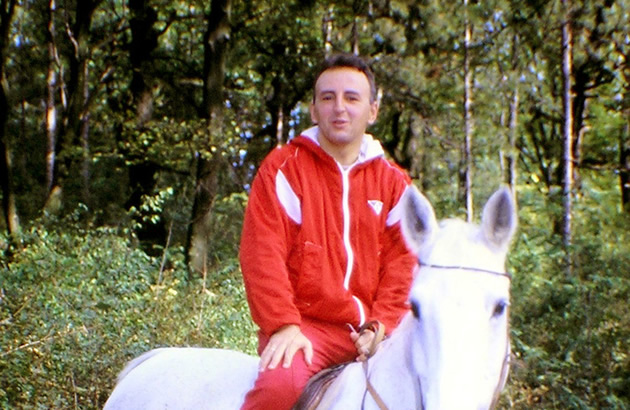 EKSKLUZIVNE I NIKAD VIDjENE ARKANOVE FOTOGRAFIJE Raznatovic u sumi u crvenoj trenerci na konju pesnica (FOTO)