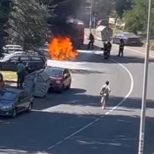 EKSPLODIRAO AUTOMOBIL NA PETLOVOM BRDU: Vozilo se pretvorilo u buktinju, vatrogasci na terenu (VIDEO)