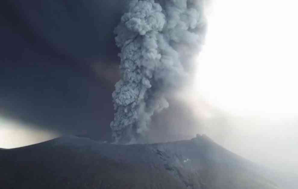 EKSPLODIRAO JE U TRENU! Pogledajte stravičnu erupciju vulkana u Japanu, izbacio pepeo na visinu od 6 kilometara! (VIDEO)