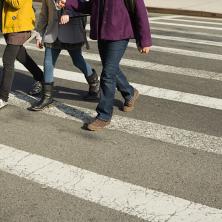 EKSTREMNE MERE NA PEŠAČKOM: Evo kako se pešaci snalaze da bi bezbedno prešli ulicu (FOTO)