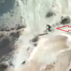 EKSTREMNIJE NE MOŽE! Popeo se na vrh planine i krenuo u VRATOLOMNU vožnju biciklom! (VIDEO)