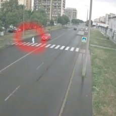 EKSTREMNO UZNEMIRUJUĆE! Kamere zabeležile trenutak kada je automobil PREGAZIO ČOVEKA na pešačkom prelazu (VIDEO)