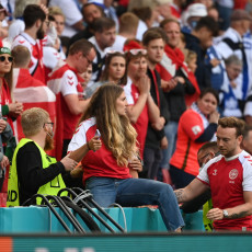 EMOTIVNA SCENA SA TERENA: Fudbaleri Danske tešili UPLAKANU devojku Kristijana Eriksena (FOTO)