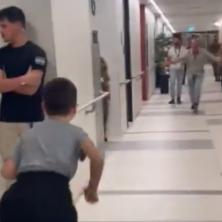 EMOTIVNO! Dečak (9) koji je bio u zarobljeništvu Hamasa se susreo sa ocem (VIDEO) 
