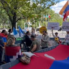 ESKALACIJA TENZIJA Ruska ambasada u Jerevanu blokirana u žestokom protestu protiv Azerbejdžana (FOTO/VIDEO)