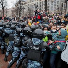ESKALIRALO NASILJE U RUSIJI: Na protestima podrške Navaljnom uhapšeno 1.090 ljudi (FOTO)