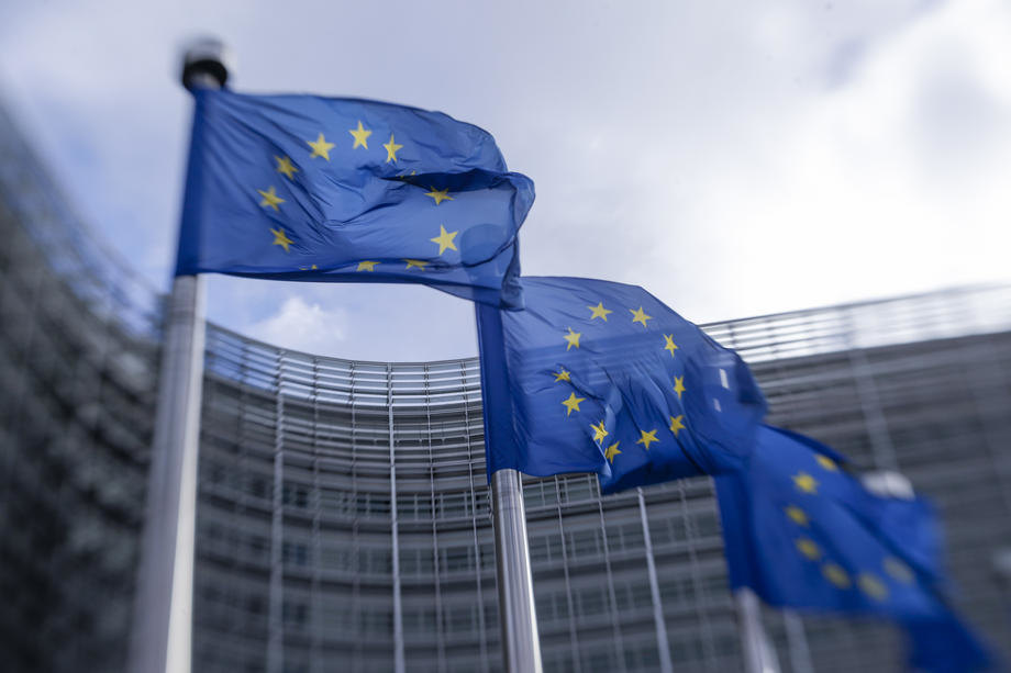 EU razmatra zabranu štetnih PFAS hemikalija, industrija upozorava na velike gubitke