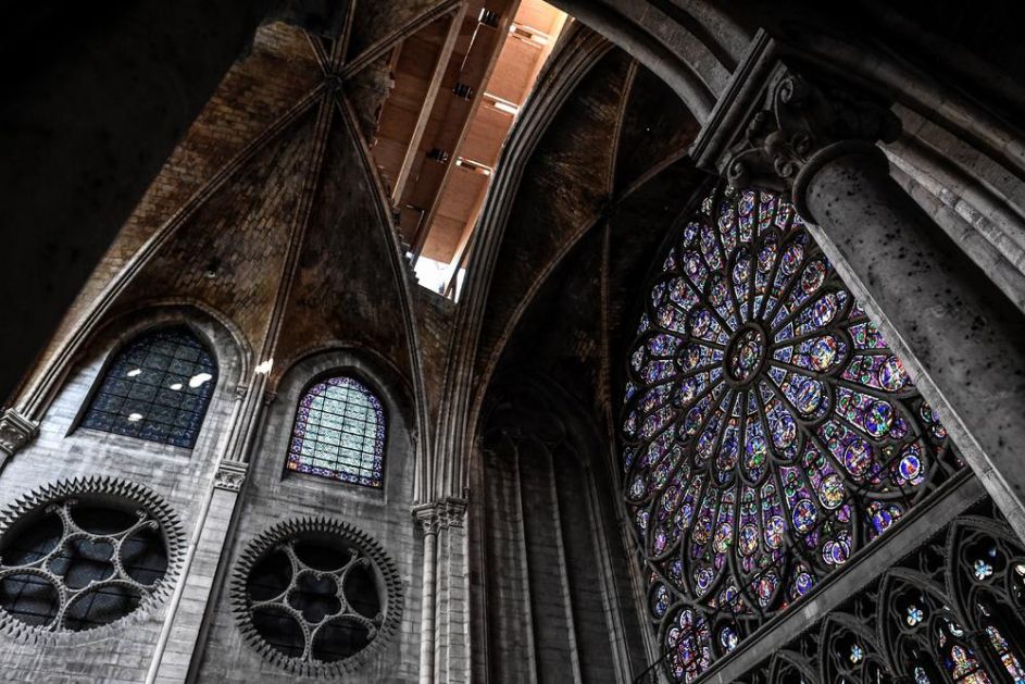EVO ŠTA JE OSTALO POSLE BUKTINJE U NOTR DAMU: Čuvena srednjevekovna katedrala još nije bezbedna za obnovu! (FOTO GALERIJA)