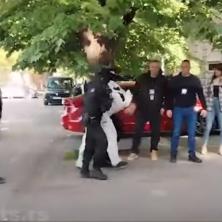 EVO ŠTA SU UROŠU RADILI U POLICIJI: Izašao iz kola savijene glave - jedan detalj posebno privukao pažnju (VIDEO)