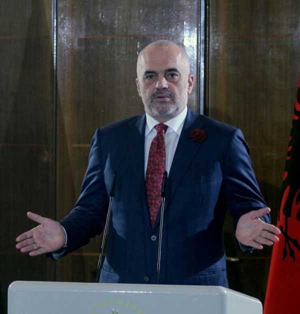 Edi Rama gađan cipelom u parlamentu Albanije