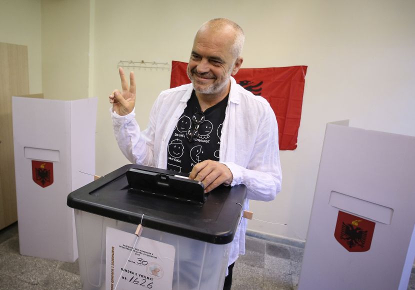 Edi Rama na glasanju ispozirao sa znakom pobede: U ležernom stajlingu izašao na biračko mesto (FOTO)