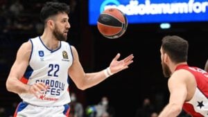 Efes želi da vrati Micića u svoje redove, ali nova pravila predstavljaju problem