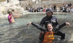 Ekološki aktivisti zacrnili vodu u rimskoj Fontani di Trevi