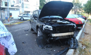 Eksplozija ispod audija, oštećena tri vozila (FOTO)