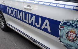 
					Eksplozija u centru Leskovca: Oštećena tri automobila, polupani izlozi 
					
									