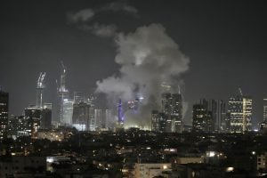 Eksplozije u Tel Avivu, Iran lansirao stotine balističkih projektila