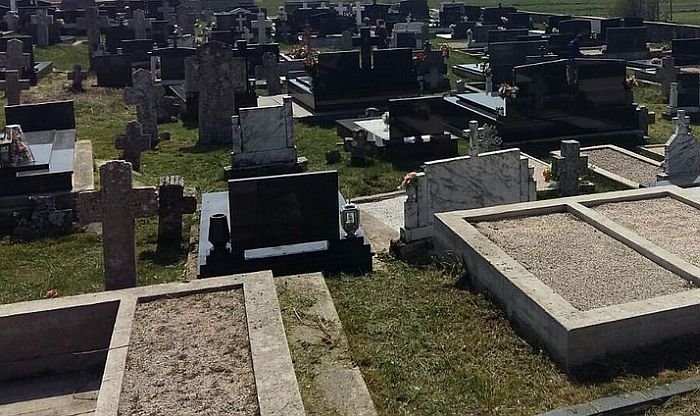 Elemir: Pokrali nadgobne ploče na lokalnom groblju
