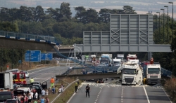 Engleska: Kamion srušio pasarelu