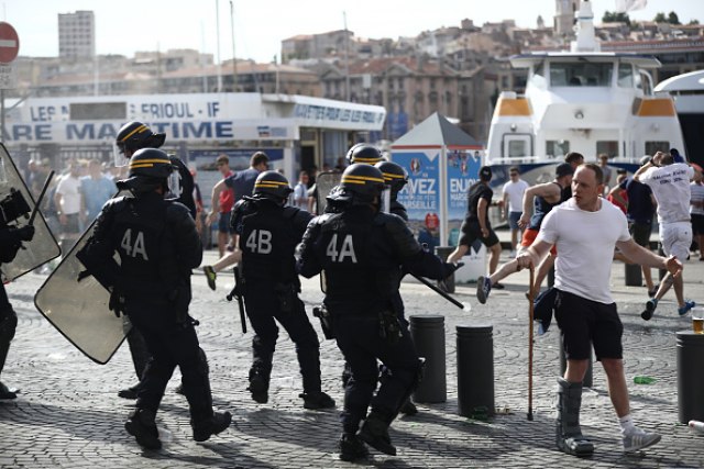 Engleski huligani se žestoko sukobili sa policijom u Sevilji