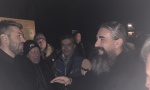 Episkopa TUKLI pendrecima i ŠUTIRALI ga na zemlji! Skandalozno ponašanje crnogorske policije