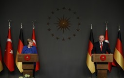 
					Erdogan i Merkel pozvali na trajno primirje u Libiji 
					
									