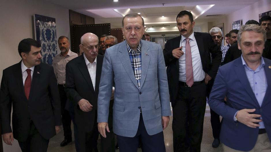 Erdoganu pozlilo tokom molitve u džamiji