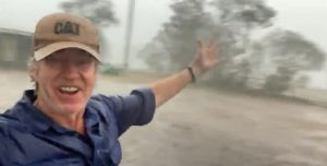 Erupcija oduševljenja jednog farmera zbog kiše u Australiji 🌧 🇦🇺