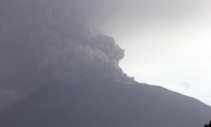 Erupcija vulkana, letovi odloženi, okolna sela prekrivena pepelom (FOTO)