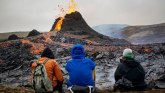 Erupcija vulkana na Islandu: Svi bi da vide prizor od kojeg zastaje dah, naučnici peku viršle na lavi