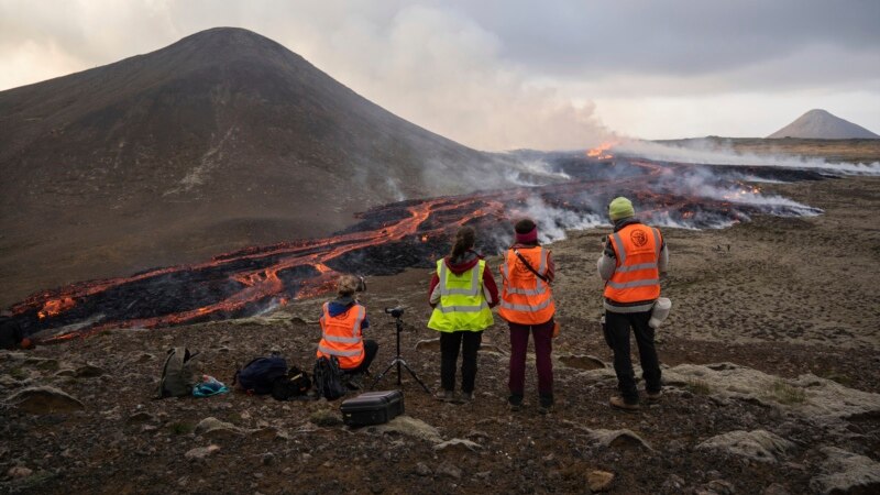 Erupcija vulkana na Islandu privukla hiljade znatiželjnika, uprkos opasnosti
