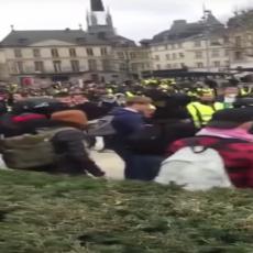 Eskalacija protesta u Francuskoj: Žuti prsluci NAPADALI NOVINARE, naneli im OZBILJNE POVREDE! (FOTO/VIDEO)