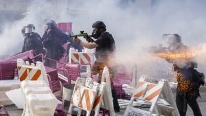 Eskalirale tenzije u Los Anđelesu: Tramp poslao Nacionalnu gardu, hiljade demonstranata na ulicama, blokiran glavni autoput (FOTO, VIDEO)