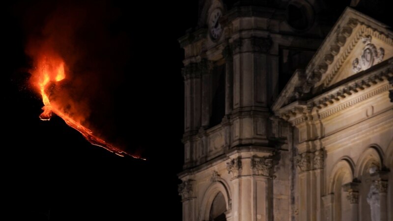 Etna ponovo izbacuje lavu i pepeo