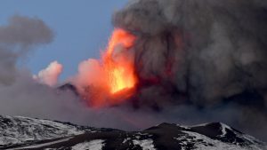 Etna više od nedelju dana redovno izbacuje lavu
