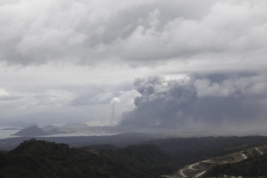 Evakuacija skoro pola miliona ljudi na Filipinima, moguća razorna erupcija