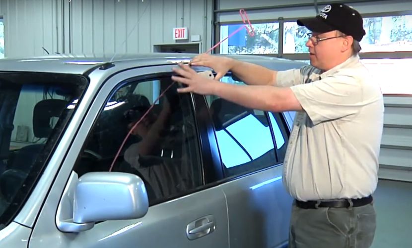 Evo kako da otključate automobil ako vam je KLJUČ ostao u kolima (VIDEO)