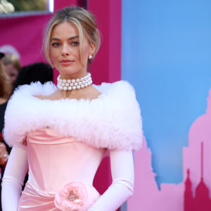 Evo koja je Barbika bila inspiracija za outfit Margot Robbie na londonskoj premijeri filma “Barbie”